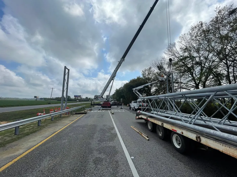 Viga de letrero de tramo completo montada al lado de la calzada para la instalación de la grúa