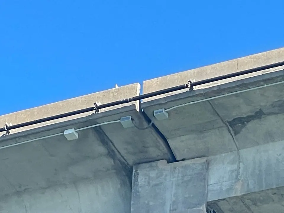 Accesorios de conductos y redes en una junta de expansión de puente