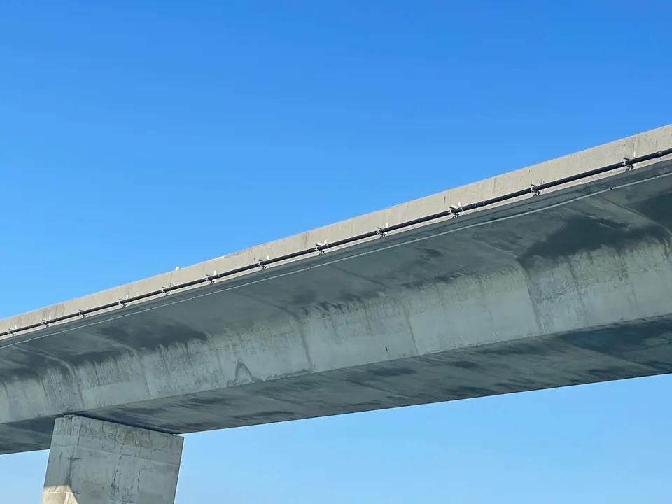 Conducto continuo que atraviesa el puente de la isla Dauphin