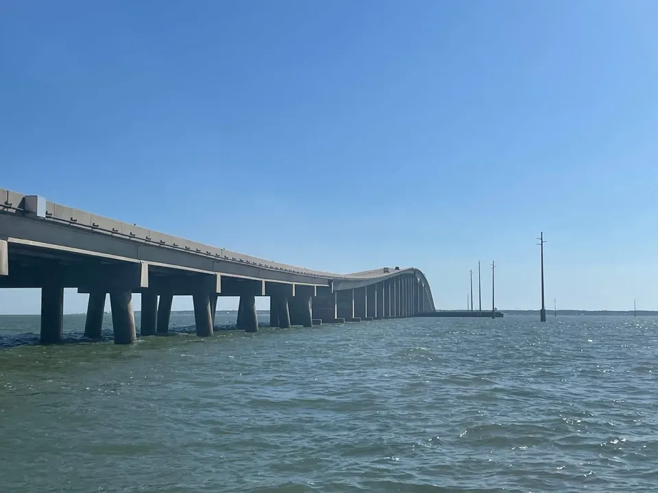 Puente de la Isla Dauphin y corredor de servicios públicos adyacente sobre el agua