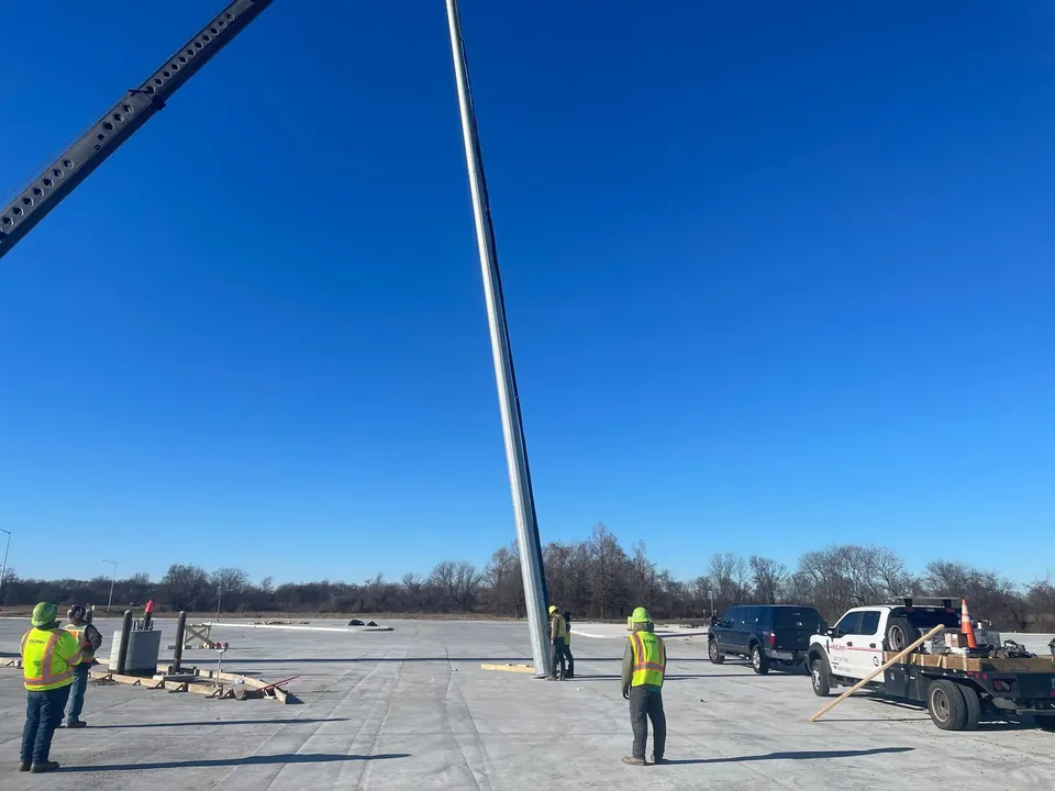Equipos InLine guiando el poste de mástil alto durante la instalación en West Memphis