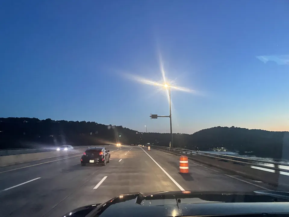 Nueva iluminación del puente I-430 funcionando al anochecer