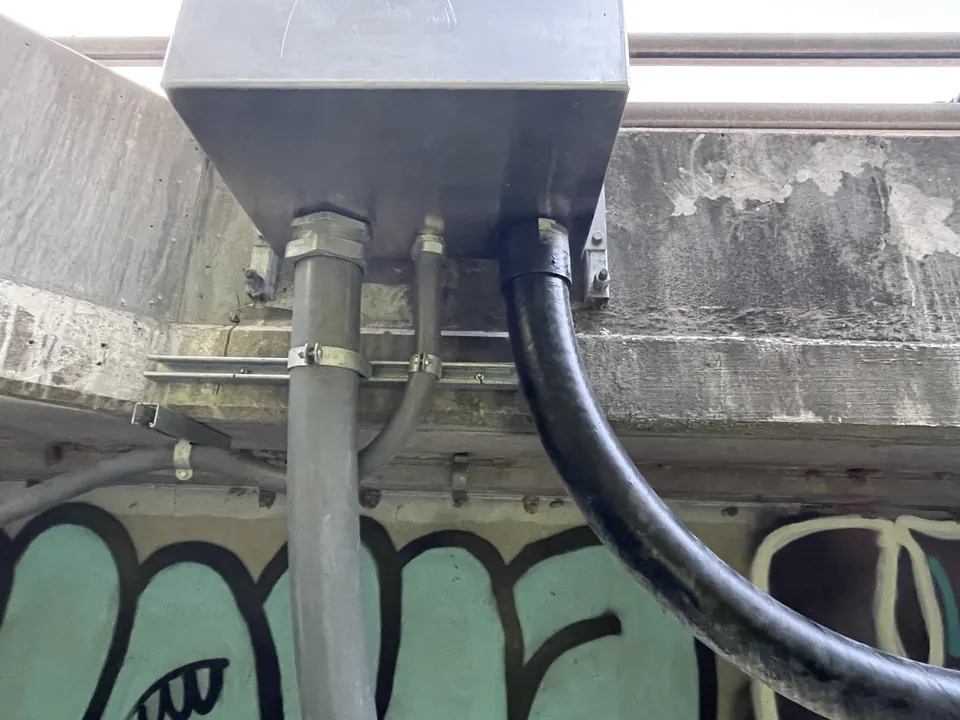 Detalle de entrada de conductos y cables del puente en un recinto de unión